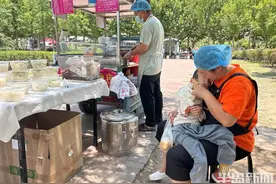 “期待叫我一声妈妈”！90后夫妻奔波八年摆摊为儿子治病，在青岛收获温暖图片