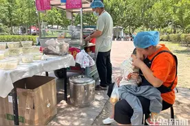 “期待叫我一声妈妈”！90后夫妻奔波八年摆摊为儿子治病，在青岛收获温暖图片