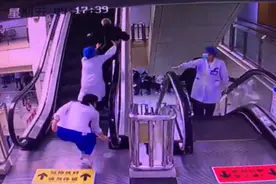 七旬老人乘扶梯险摔倒 医务人员紧急施救图片