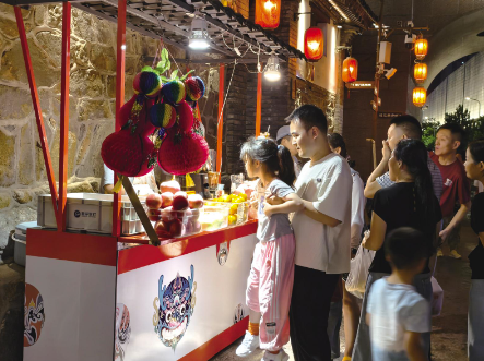 烟台夜生活圈烟火升腾：老街焕发新活力 小吃街烟火旺