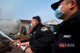 “熊孩子”放鞭炮误燃草堆，民警紧急扑灭图片