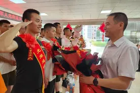 四川迎接1.4万余名退役军人光荣返乡图片
