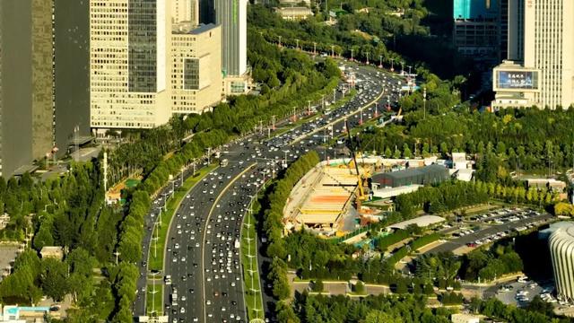 后来我走过了很多路，再没见过经十路那样的路