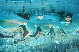 “途径地”秒变“目的地”，服务区“后门”生意为啥爆单？图片