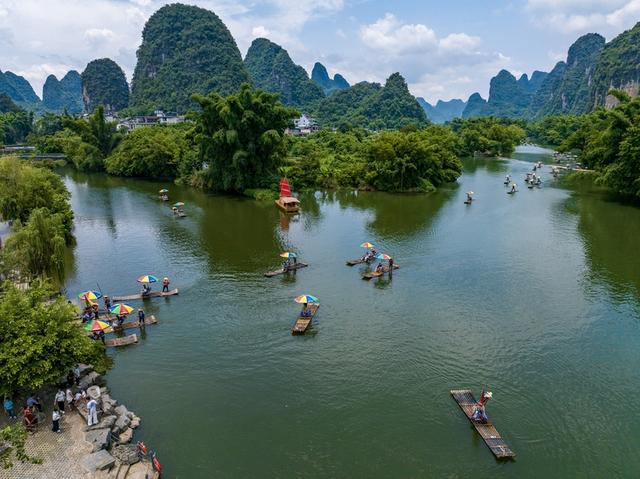 广西阳朔：盛夏泛舟赏景