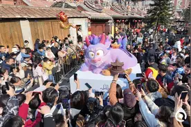 “十龙九子”龙年艺术装置的第五件作品来了！“狻猊”出街，恭祝龙年“趁大钱”图片