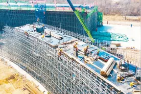 沈阳元江街三环立交工程开始跨绕城高速钢箱梁顶推施工图片