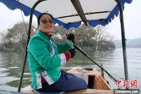 （新春走基层）杭州西湖船娘的春节：船桨划出团圆年味图片