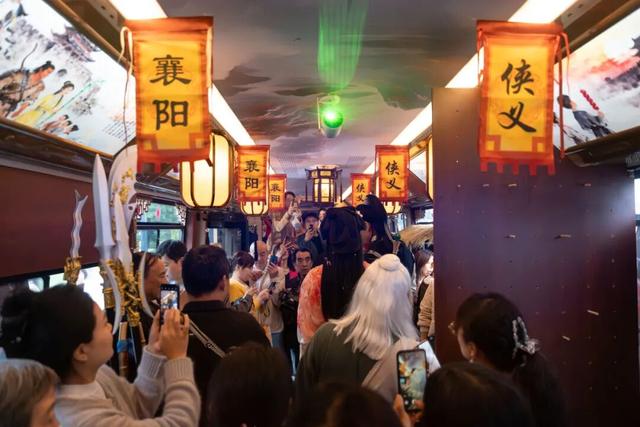 “郭靖黄蓉”当司机！这趟车火了