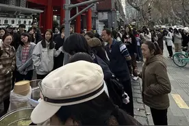 985研究生退学摆摊卖土豆泥日入700元：过自己想要的生活图片
