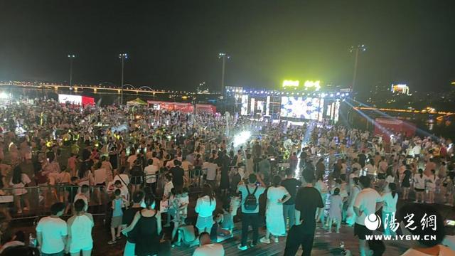 志愿红点亮夏夜！汉滨区江北街道全力护航亲水广场暑期文旅盛宴