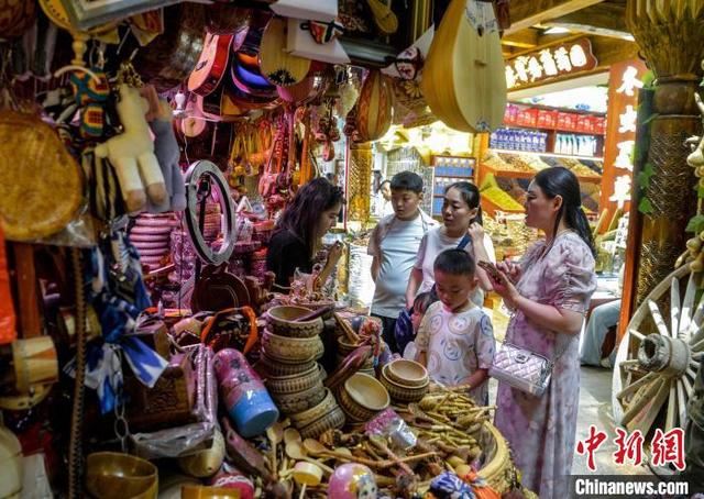 乌鲁木齐：游客大巴扎里看歌舞品美食感受新疆风情