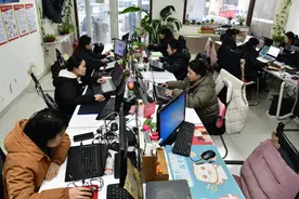 这群农村“宝妈”在家门口做起跨境电商大生意图片