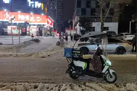 暴雪天仍坚持送餐的外卖员：所有单子都超时，一天能摔好几次，送了一天最累的是腰图片