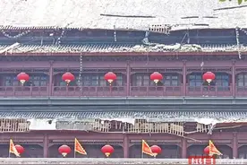 实探“凤阳鼓楼瓦片脱落”现场，居民：有人躲在墙根逃过一劫图片