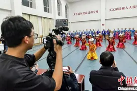 华媒观看新疆维吾尔木卡姆表演 感受少数民族文化传承与发展图片