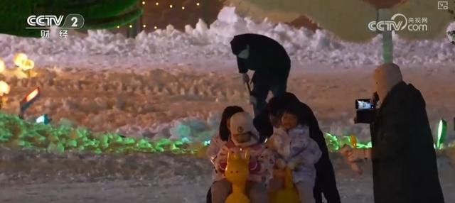 “夜滑”“景+滑”“剧+滑”跨界融合 “一站式”冰雪体验点燃冰雪消费热引擎