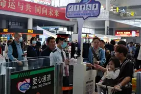 “五一”假期上海三大火车站地铁换乘单向免安检图片