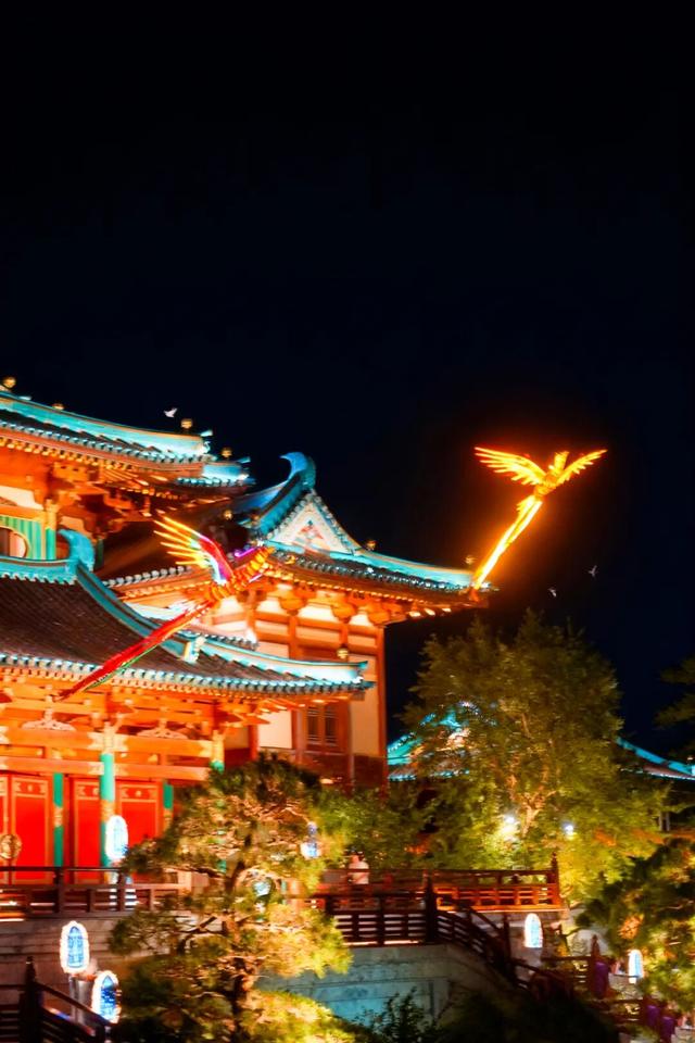 白天是南京，夜晚是金陵