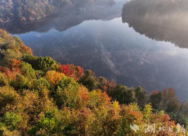 蕲春：碧水丹枫九潭湖