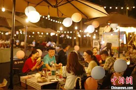 广西南宁：新兴青年露营交友 共度浪漫“七夕”图片