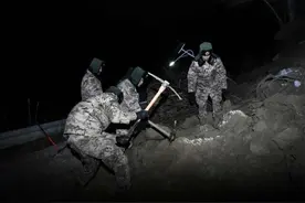 争分夺秒！武警甘肃总队333名官兵投入震中救援图片