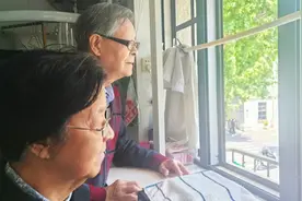 一块“百年”彩色玻璃的接力图片