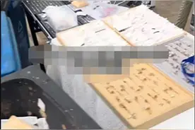 商贩摆摊遭四个垃圾桶围堵，工作方式简单粗暴让人寒心！图片