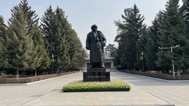 穿山越岭皆成韵，窗外山河次第开