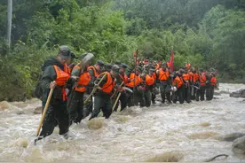 直击广东韶关暴雨抢险救援一线图片