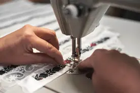 当年轻人成为学缝纫的主力：享受乐趣，顺便接单，还有宝妈为全家做衣服图片