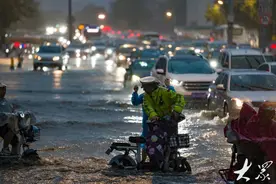 济南交警：在没腿的雨水里“挖呀挖呀挖”图片