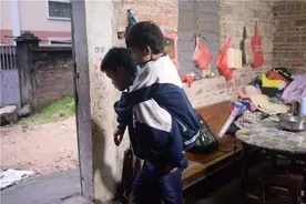 从幼儿园到高中，广东一弟弟背残疾人哥哥上学13年：小时候背他累，长大了很轻松图片