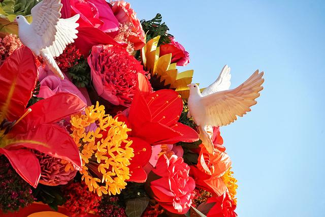 城事｜天安门“祝福祖国”花篮盛装迎国庆，游客提前打卡