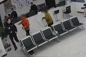 诚信女市民“堵”民警400多天，只为了还25元钱图片