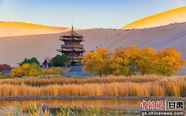 敦煌大漠秋色醉游人