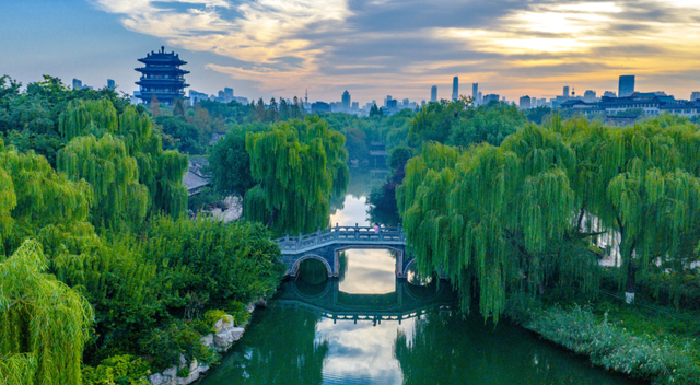 秋色满城 历下有约丨跟随央视《2025中秋诗会》打卡济南顶流“双子星”——趵突泉、大明湖