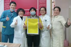 3年间脑梗频发致其失智失语失能，男子康复出院送上感谢信图片