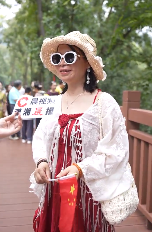 岳麓山又被游客踩矮了！有人一上午暴走12公里，有人下飞机直奔这家面馆：4人点5碗