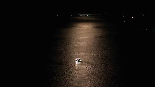 夜游浮山湾 | 乘船逐月，一夜双境，捕捉“城市月”与“海上银河”！
