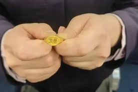 列车员高铁上发现一枚金戒指 上刻“父亲”两字图片