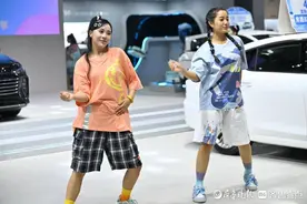 青春十足！一汽奔腾展台靓丽舞者演绎甜美可爱风图片