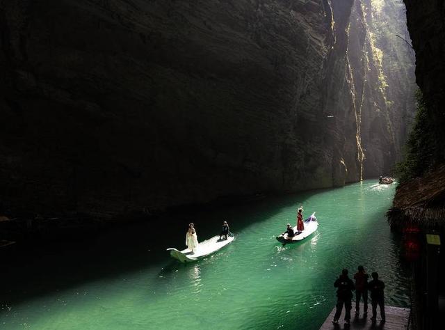 鹤峰：一泓秋水染峡谷