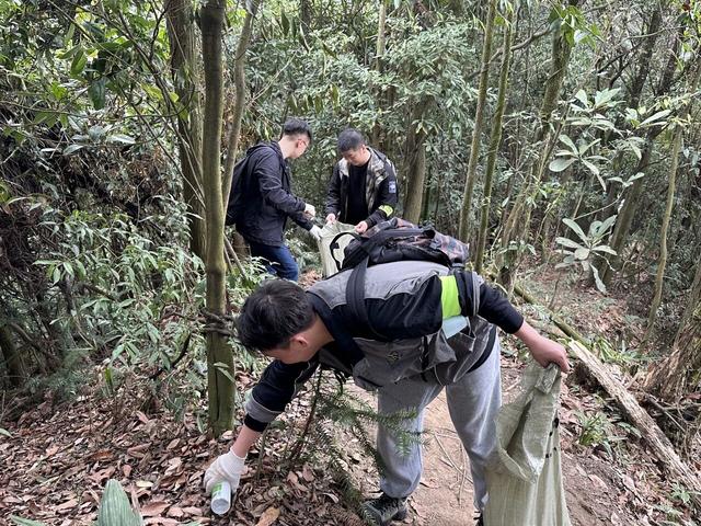 党报调查 | “网红山”层出不穷背后：停车困难、垃圾遍地……