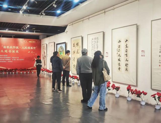 秋色韵染画卷新 平凉国庆次日文旅活动异彩纷呈