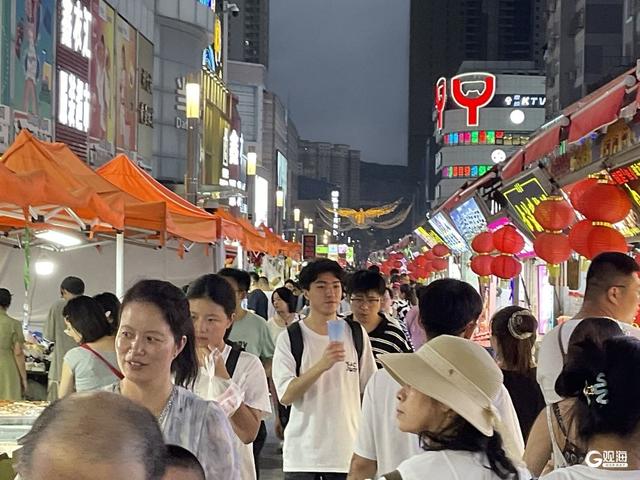 夜游台东小吃街：人潮涌动，烟火升腾