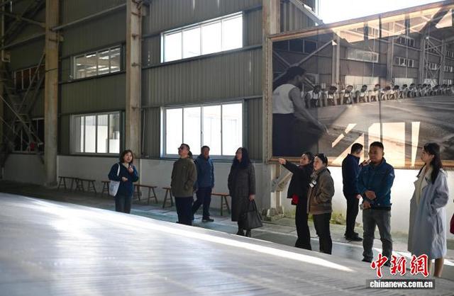 海外华文媒体走进中国宣纸文化园 看宣纸是怎样“炼”成的