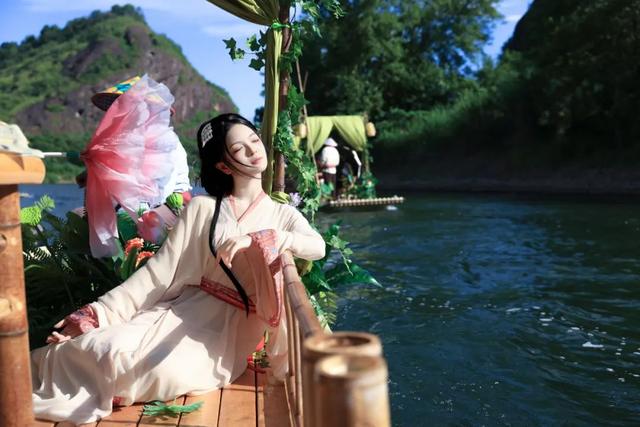 龙虎山又双叒上新啦！泸溪河桨板激浪，开启夏日玩水新姿势！