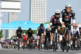 2600名选手环巢湖全国自行车公开赛竞速图片