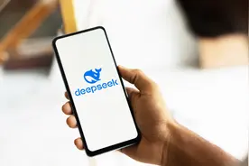 美股震撼、科技巨头恐慌，95后成群的DeepSeek如何就一夜“破圈”？图片